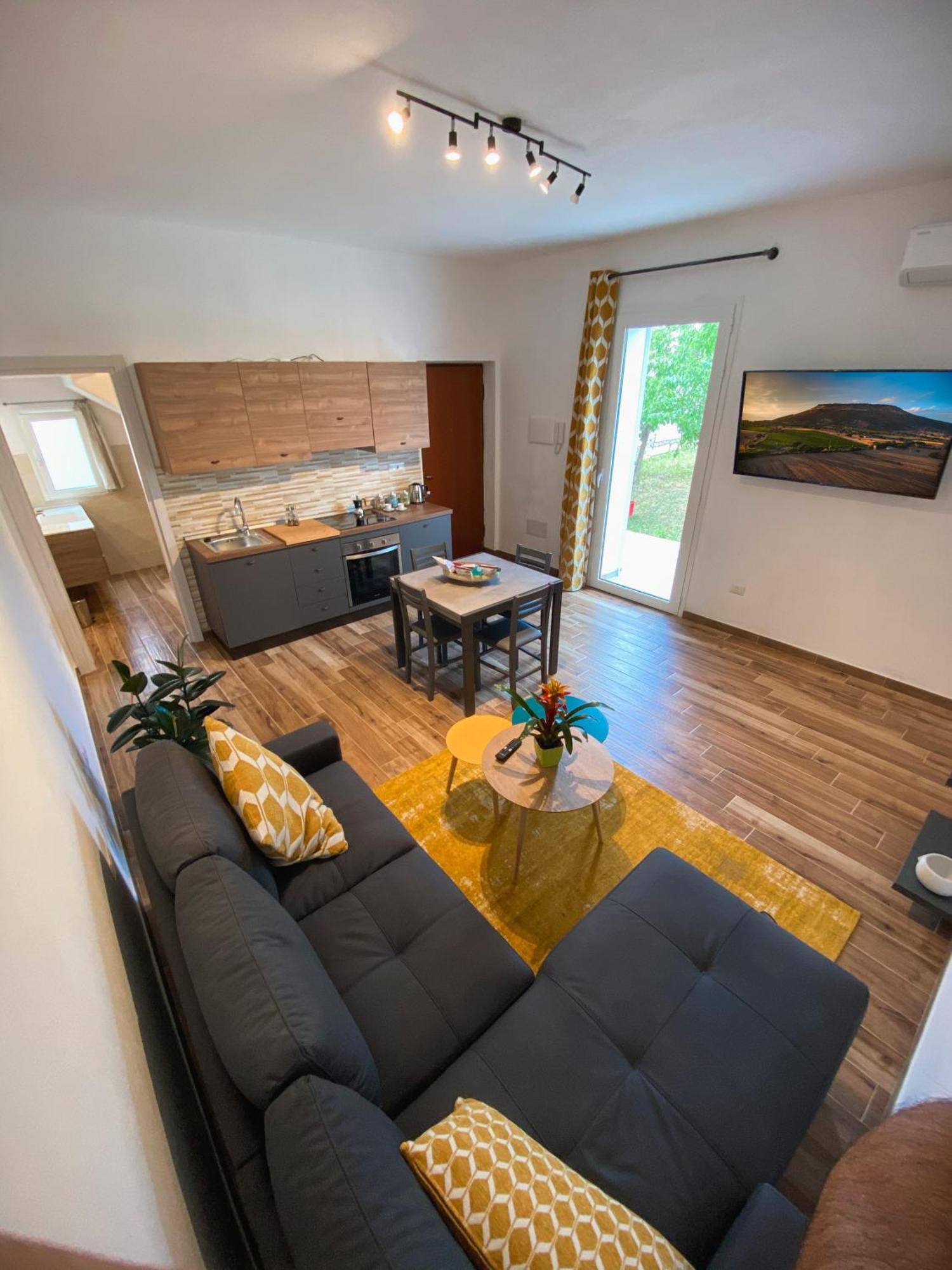 Alessandra'S Apartment 사사리 외부 사진